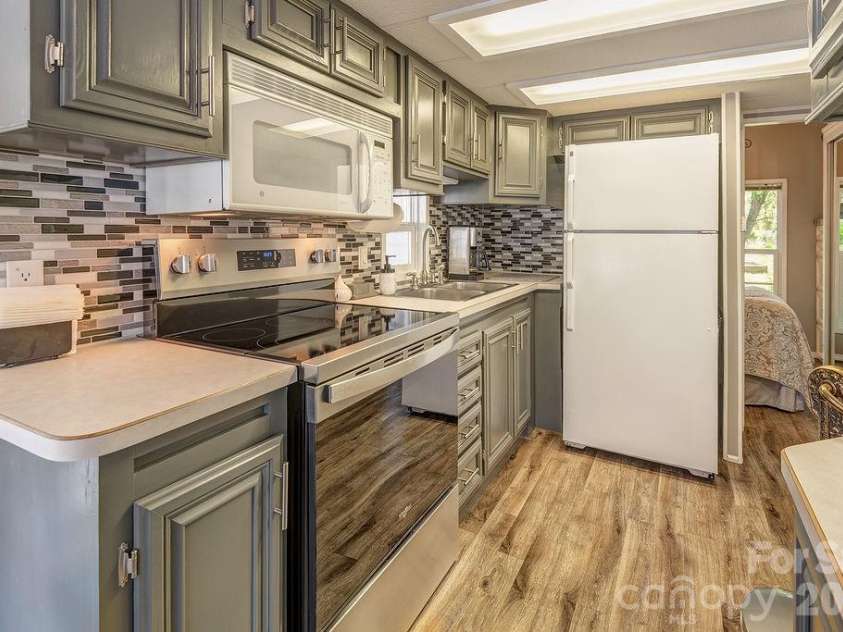 161 Summer Place Drive, Waynesville, NC 28785.  MLS# CAR4379176, YatesRealty ID 21680. 
