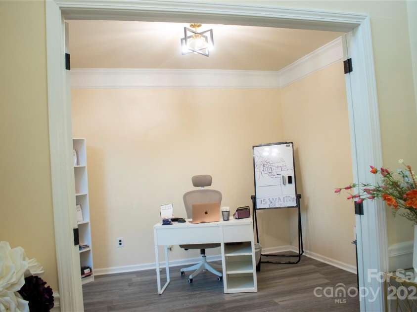 7708 Harrington Woods Road, Charlotte, NC 28269.  MLS# CAR4305903, YatesRealty ID 21680. 