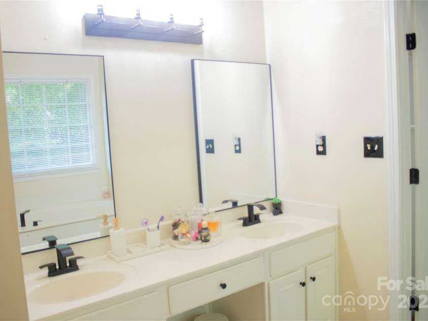 7708 Harrington Woods Road, Charlotte, NC 28269.  MLS# CAR4305903, YatesRealty ID 21680. 