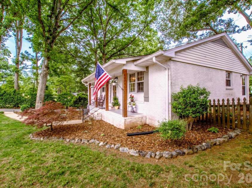 351 Eastwood Drive, Lincolnton, NC 28092.  MLS# CAR4375880, YatesRealty ID 21683. 