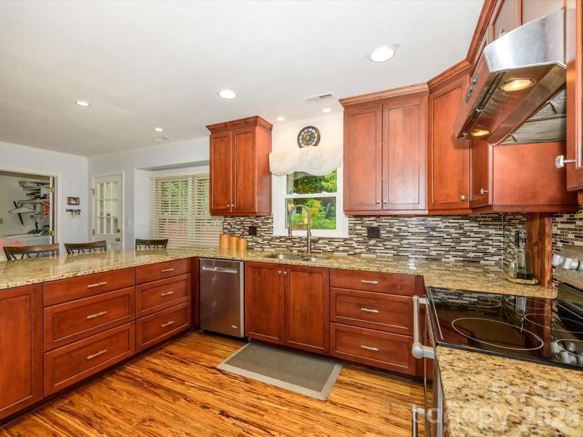 9607 Riddick Place, Matthews, NC 28105.  MLS# CAR4374870, YatesRealty ID 21684. 