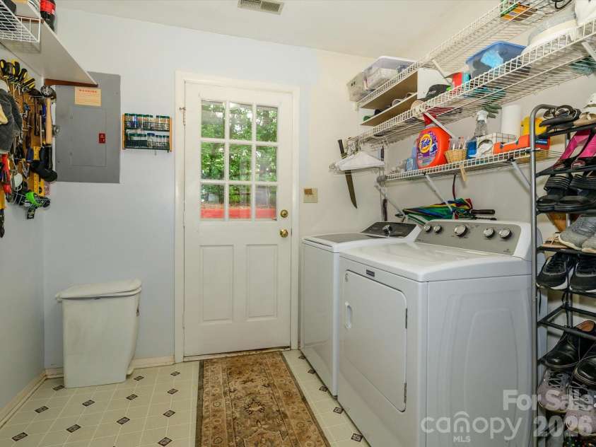 9607 Riddick Place, Matthews, NC 28105.  MLS# CAR4374870, YatesRealty ID 21684. 
