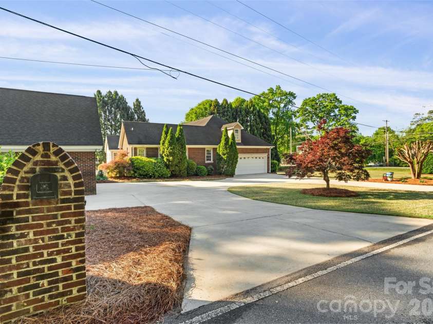 1701 South Point Road, Belmont, NC 28012.  MLS# CAR4369444, YatesRealty ID 21685. 
