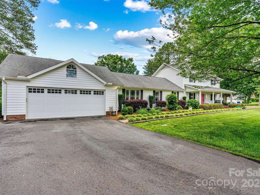 8218 Bright Water Lane, Denver, NC 28037.  MLS# CAR4256282, YatesRealty ID 21690. 