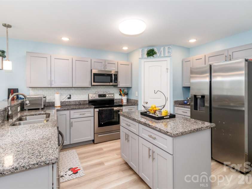 900 Providence Road, Lancaster, SC 29720.  MLS# CAR4380593, YatesRealty ID 21692. Plenty of cabinet storage