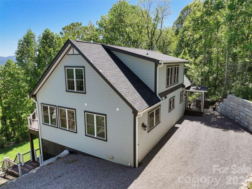 114 Nesting Ridge, Waynesville, NC 28785.  MLS# CAR4380539, YatesRealty ID 21695. Back view of the property and driveway