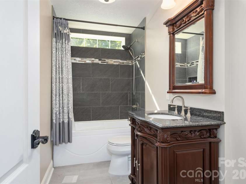114 Nesting Ridge, Waynesville, NC 28785.  MLS# CAR4380539, YatesRealty ID 21695. Guest full bath