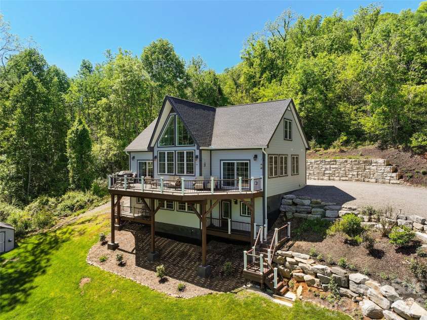 114 Nesting Ridge, Waynesville, NC 28785.  MLS# CAR4380539, YatesRealty ID 21695. Home and well thought out landscaping