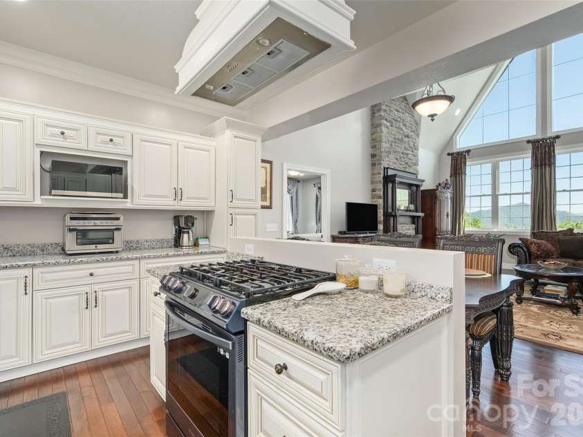 114 Nesting Ridge, Waynesville, NC 28785.  MLS# CAR4380539, YatesRealty ID 21695. Kitchen into the great room
