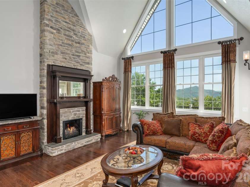114 Nesting Ridge, Waynesville, NC 28785.  MLS# CAR4380539, YatesRealty ID 21695. Soaring ceilings