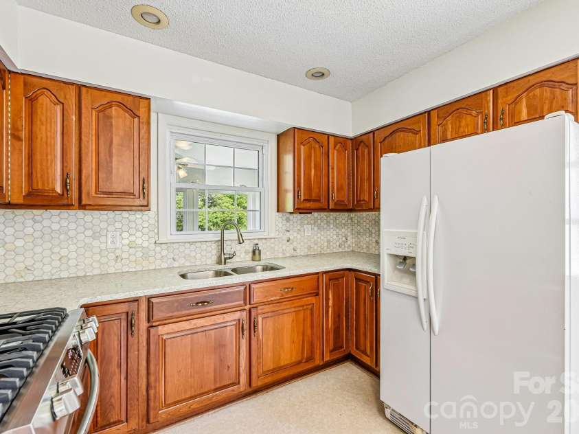 1019 Christopher Circle, Rock Hill, SC 29730.  MLS# CAR4381276, YatesRealty ID 21696. A window over the sink! Wow