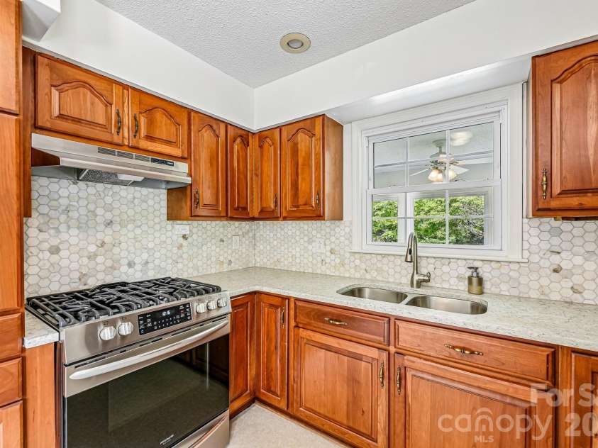 1019 Christopher Circle, Rock Hill, SC 29730.  MLS# CAR4381276, YatesRealty ID 21696. Gas range ready.