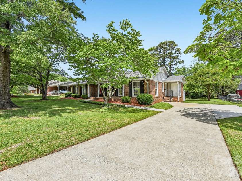 1019 Christopher Circle, Rock Hill, SC 29730.  MLS# CAR4381276, YatesRealty ID 21696. Room for the moving truck!