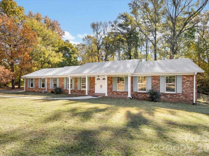 1840 Stoneyridge Drive, Charlotte, NC 28214.  MLS# CAR4381860, YatesRealty ID 21697. 