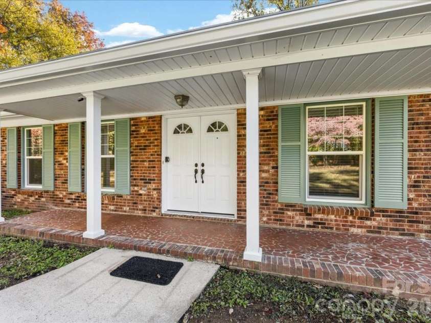 1840 Stoneyridge Drive, Charlotte, NC 28214.  MLS# CAR4381860, YatesRealty ID 21697. 