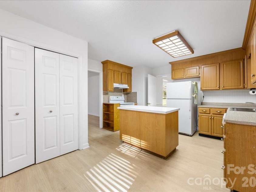 1840 Stoneyridge Drive, Charlotte, NC 28214.  MLS# CAR4381860, YatesRealty ID 21697. 