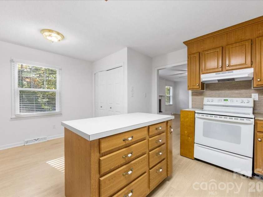 1840 Stoneyridge Drive, Charlotte, NC 28214.  MLS# CAR4381860, YatesRealty ID 21697. 