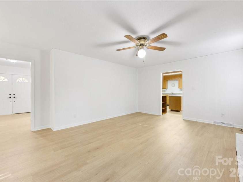 1840 Stoneyridge Drive, Charlotte, NC 28214.  MLS# CAR4381860, YatesRealty ID 21697. 