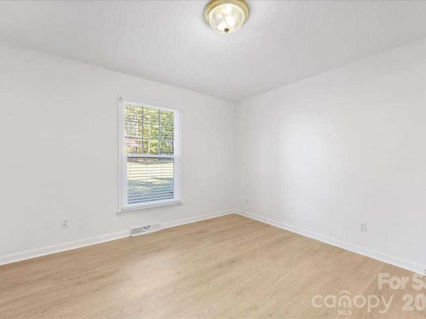 1840 Stoneyridge Drive, Charlotte, NC 28214.  MLS# CAR4381860, YatesRealty ID 21697. 