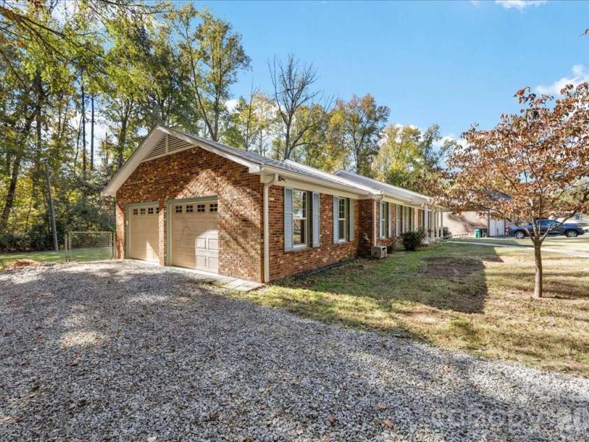 1840 Stoneyridge Drive, Charlotte, NC 28214.  MLS# CAR4381860, YatesRealty ID 21697. 