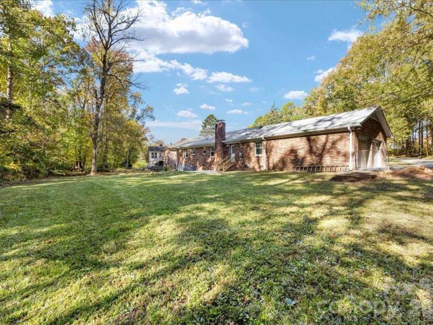 1840 Stoneyridge Drive, Charlotte, NC 28214.  MLS# CAR4381860, YatesRealty ID 21697. 