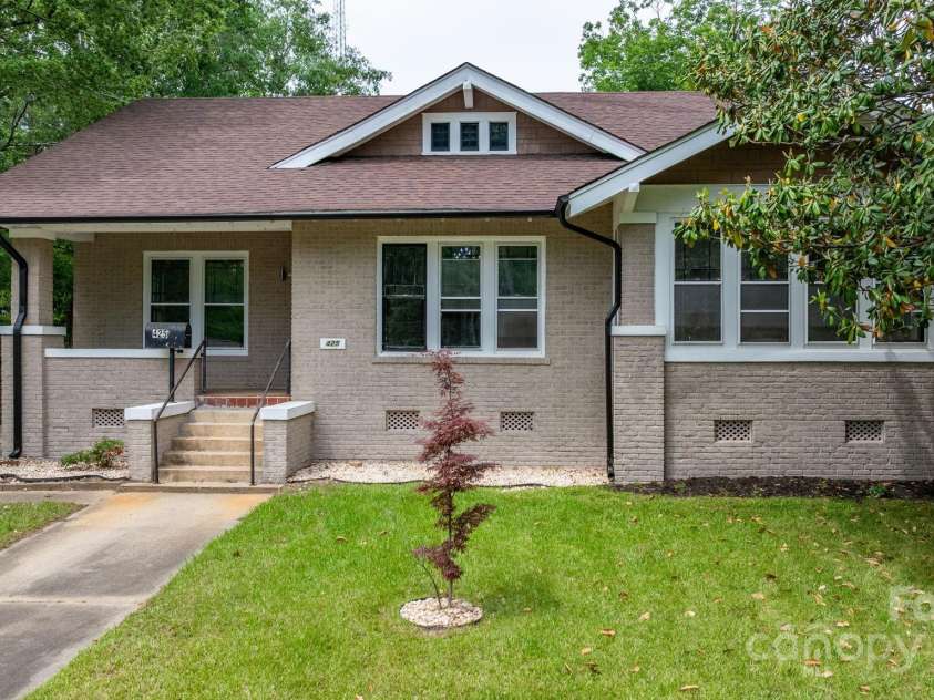 425 1ST Avenue, Hickory, NC 28602.  MLS# CAR4260950, YatesRealty ID 21697. 