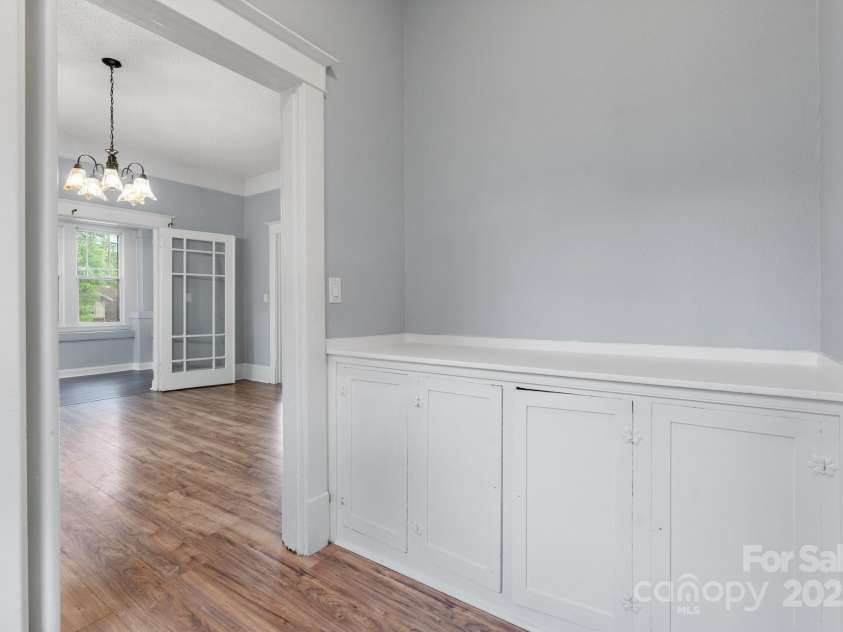 425 1ST Avenue, Hickory, NC 28602.  MLS# CAR4260950, YatesRealty ID 21697. 