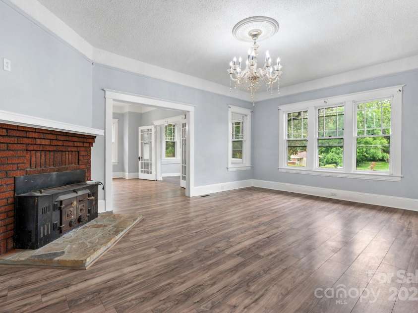 425 1ST Avenue, Hickory, NC 28602.  MLS# CAR4260950, YatesRealty ID 21697. 