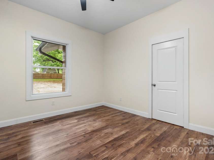 425 1ST Avenue, Hickory, NC 28602.  MLS# CAR4260950, YatesRealty ID 21697. 