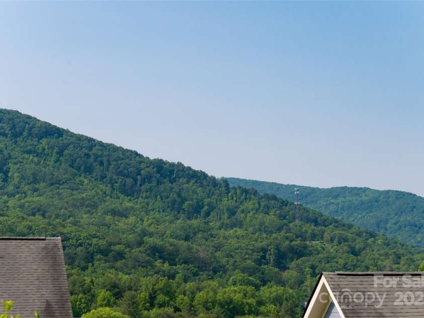 26 Byrdcliffe Lane, Asheville, NC 28805.  MLS# CAR4268694, YatesRealty ID 21698. Abundant Views