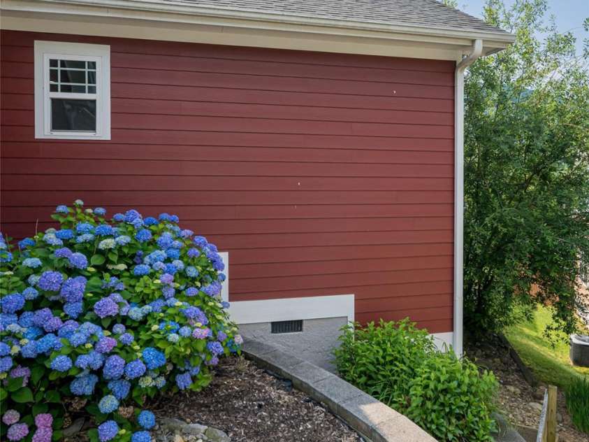 26 Byrdcliffe Lane, Asheville, NC 28805.  MLS# CAR4268694, YatesRealty ID 21698. Gorgeous hydrangea!!!