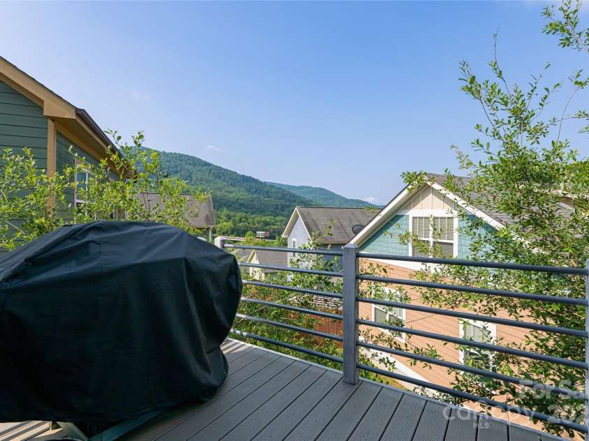 26 Byrdcliffe Lane, Asheville, NC 28805.  MLS# CAR4268694, YatesRealty ID 21698. Great back deck, trex decking
