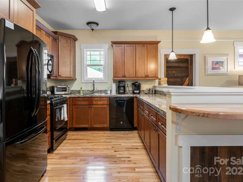 26 Byrdcliffe Lane, Asheville, NC 28805.  MLS# CAR4268694, YatesRealty ID 21698. Large Refrigerator