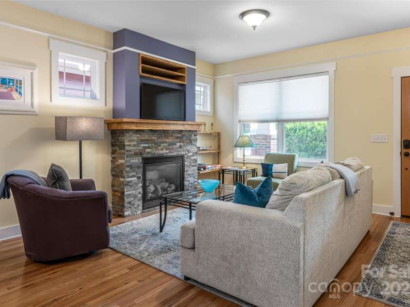 26 Byrdcliffe Lane, Asheville, NC 28805.  MLS# CAR4268694, YatesRealty ID 21698. Natural Light!