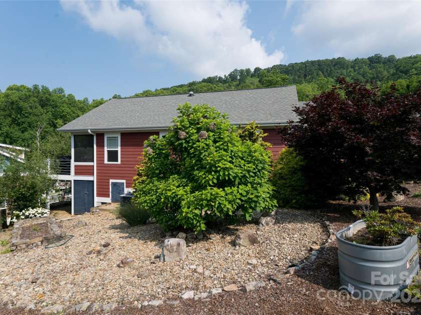 26 Byrdcliffe Lane, Asheville, NC 28805.  MLS# CAR4268694, YatesRealty ID 21698. Side of the home