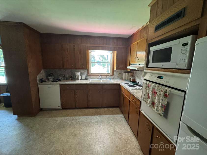 34393 Springdale Drive, New London, NC 28127.  MLS# CAR4270641, YatesRealty ID 21704. 