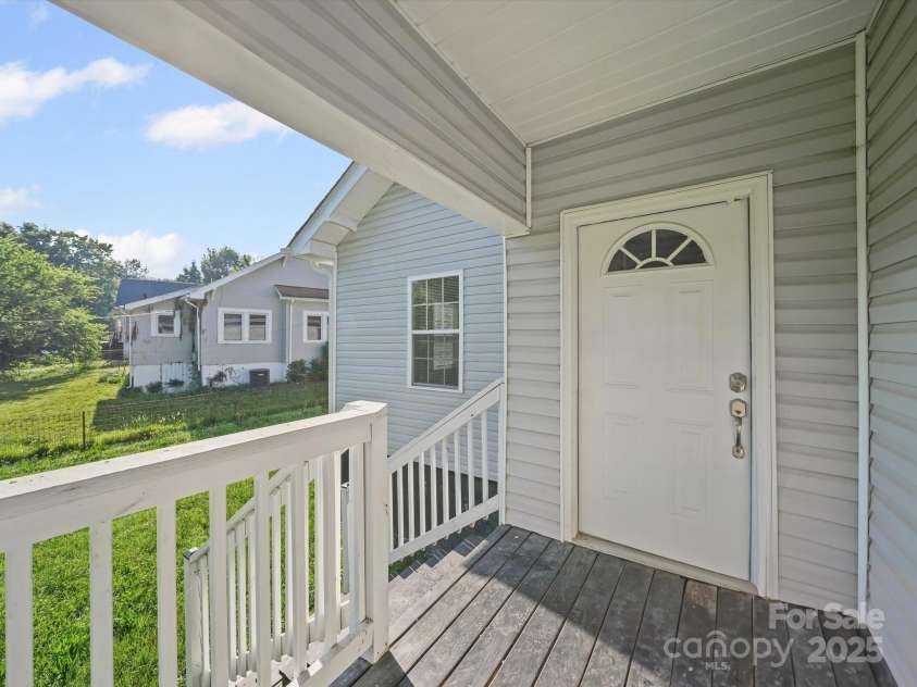 711 1st Rainbow Street, Lexington, NC 27295.  MLS# CAR4271709, YatesRealty ID 21705. 