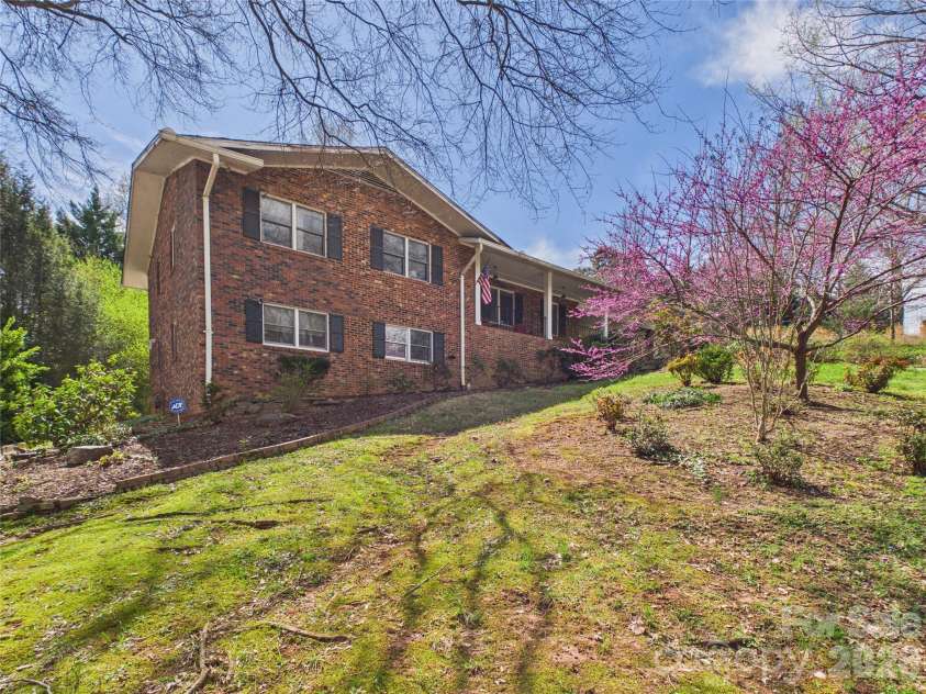 119 Creekside Drive, Morganton, NC 28655.  MLS# CAR4381100, YatesRealty ID 21707. 