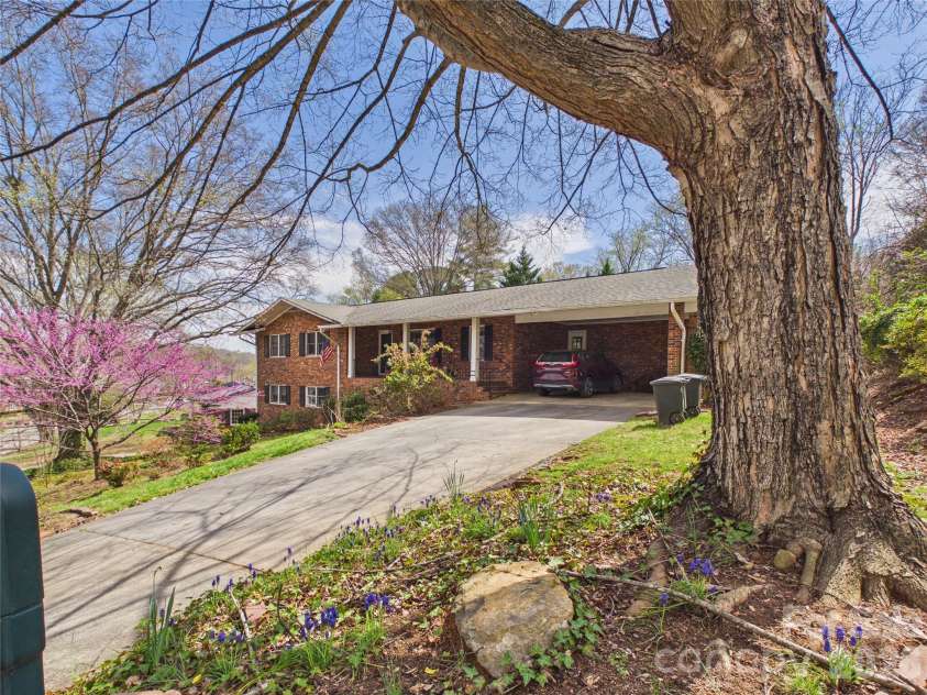119 Creekside Drive, Morganton, NC 28655.  MLS# CAR4381100, YatesRealty ID 21707. 