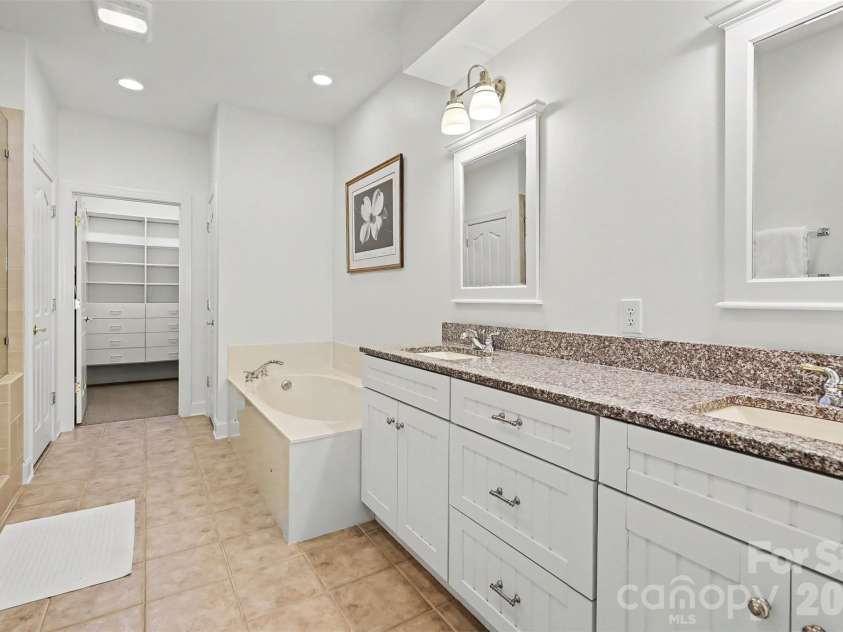 15111 Arleta Circle, Charlotte, NC 28277.  MLS# CAR4381823, YatesRealty ID 21708. 