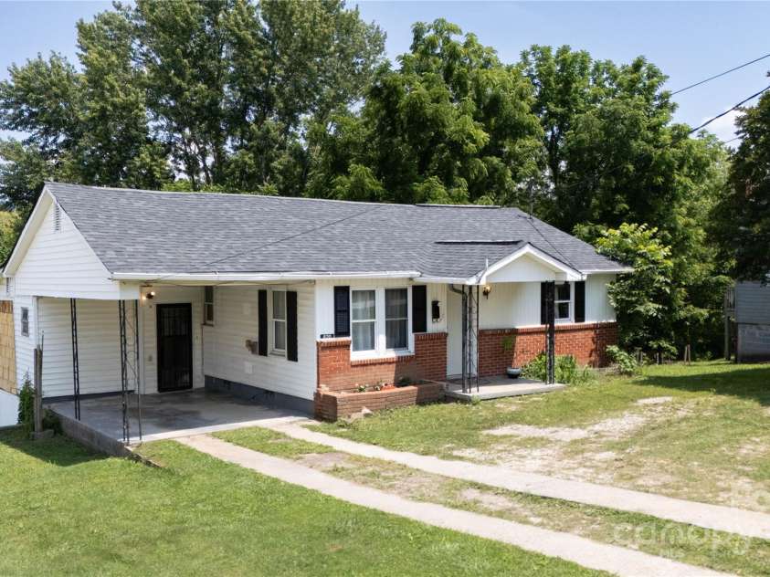 820 Baldwin Avenue, Marion, NC 28752.  MLS# CAR4270356, YatesRealty ID 21709. 