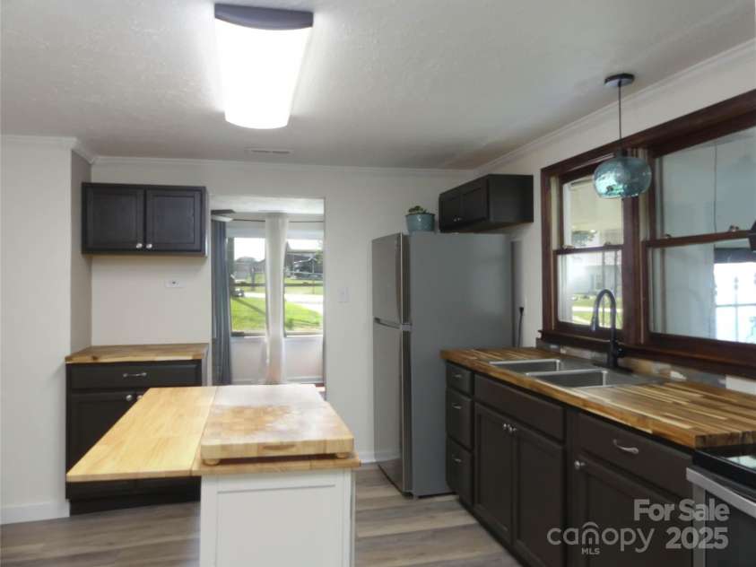 820 Baldwin Avenue, Marion, NC 28752.  MLS# CAR4270356, YatesRealty ID 21709. 