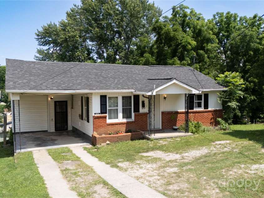 820 Baldwin Avenue, Marion, NC 28752.  MLS# CAR4270356, YatesRealty ID 21709. 