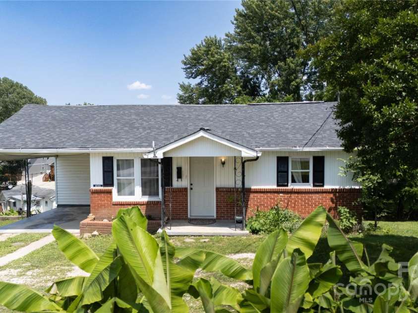 820 Baldwin Avenue, Marion, NC 28752.  MLS# CAR4270356, YatesRealty ID 21709. 