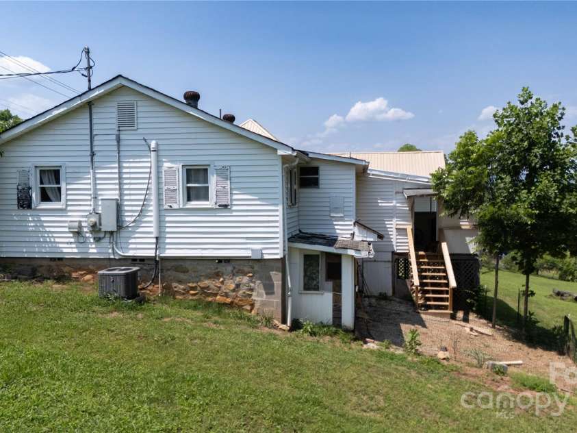 820 Baldwin Avenue, Marion, NC 28752.  MLS# CAR4270356, YatesRealty ID 21709. 