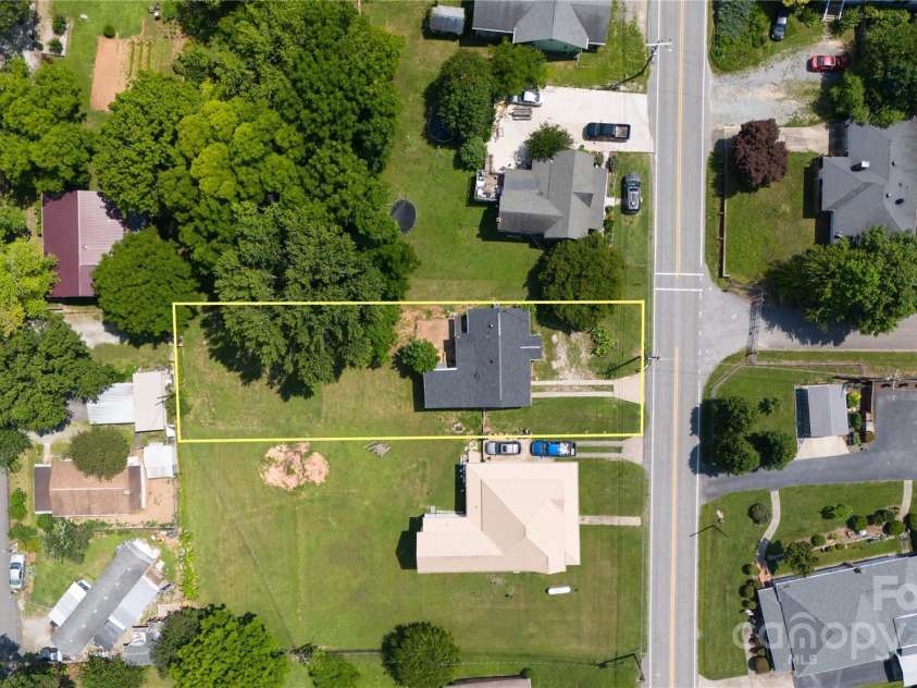 820 Baldwin Avenue, Marion, NC 28752.  MLS# CAR4270356, YatesRealty ID 21709. 