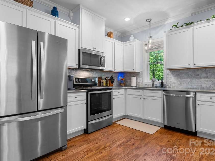 1067 33rd Avenue Loop, Hickory, NC 28601.  MLS# CAR4263290, YatesRealty ID 21711. 