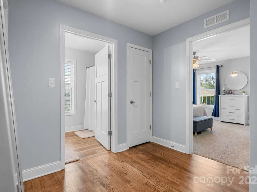 1067 33rd Avenue Loop, Hickory, NC 28601.  MLS# CAR4263290, YatesRealty ID 21711. 