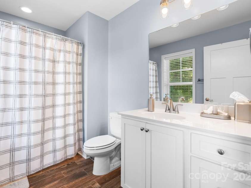 1067 33rd Avenue Loop, Hickory, NC 28601.  MLS# CAR4263290, YatesRealty ID 21711. 
