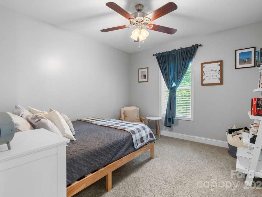 1067 33rd Avenue Loop, Hickory, NC 28601.  MLS# CAR4263290, YatesRealty ID 21711. 